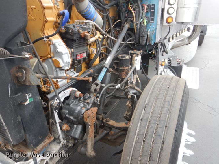 image for item GW9963 2000 Peterbilt 377  semi truck