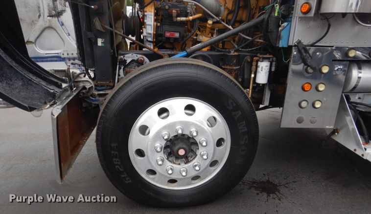 image for item GW9963 2000 Peterbilt 377  semi truck