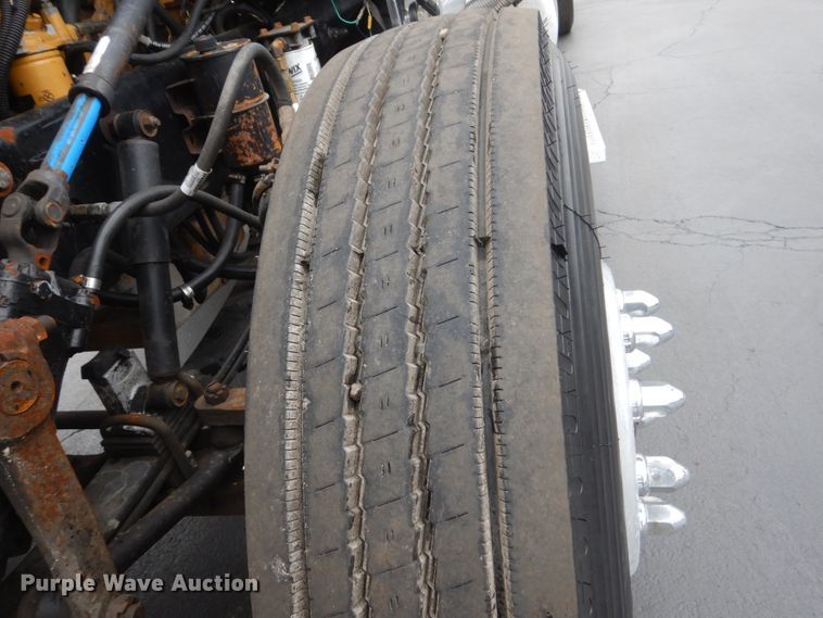 image for item GW9963 2000 Peterbilt 377  semi truck