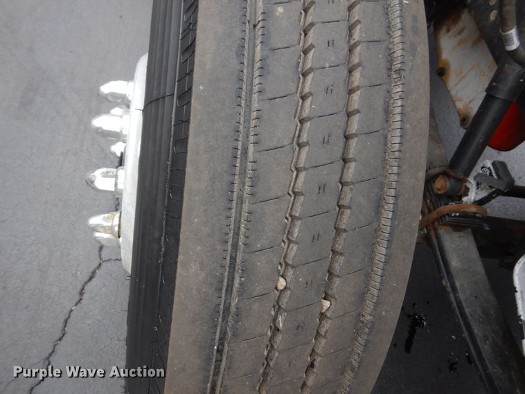 image for item GW9963 2000 Peterbilt 377  semi truck