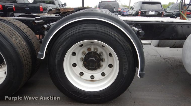 image for item GW9963 2000 Peterbilt 377  semi truck