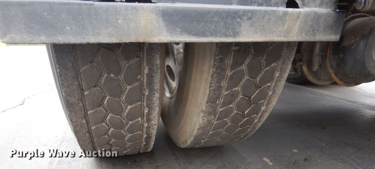 image for item GW9963 2000 Peterbilt 377  semi truck