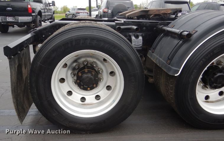 image for item GW9963 2000 Peterbilt 377  semi truck