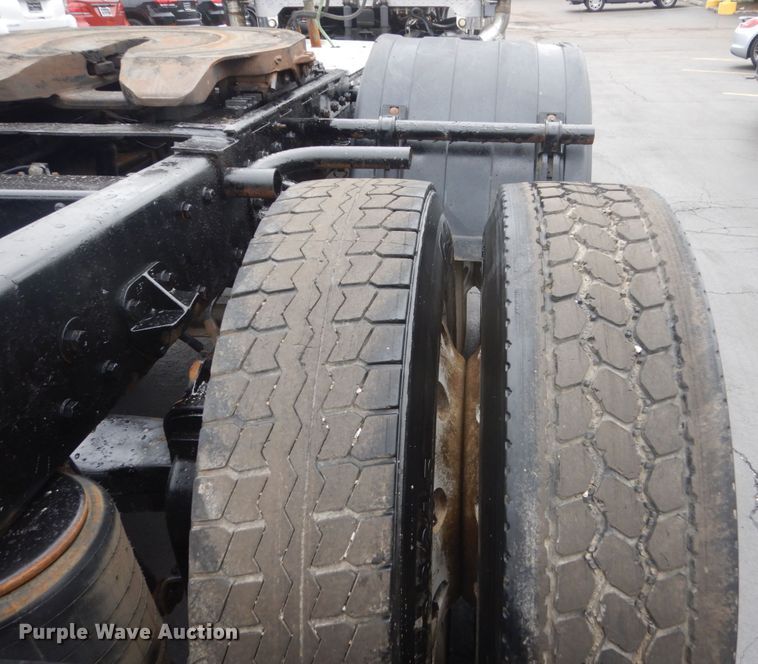 image for item GW9963 2000 Peterbilt 377  semi truck