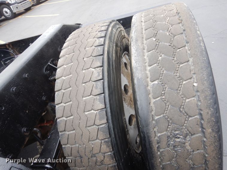 image for item GW9963 2000 Peterbilt 377  semi truck