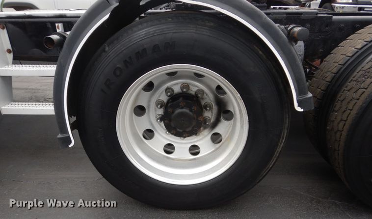 image for item GW9963 2000 Peterbilt 377  semi truck