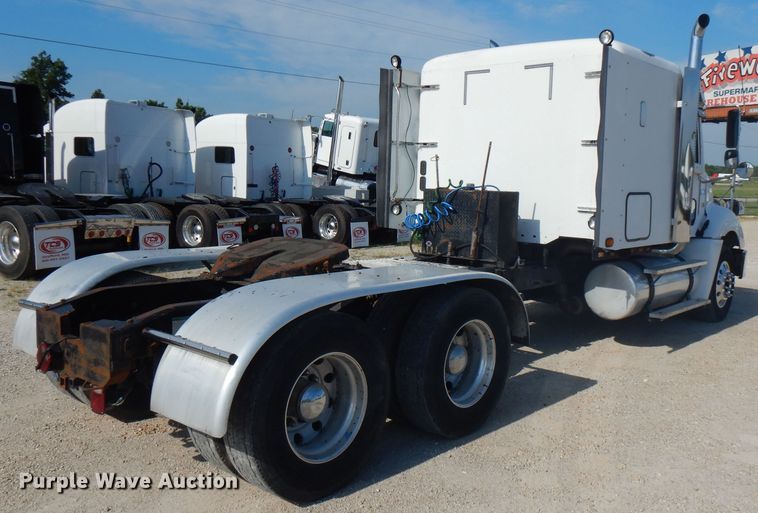 image for item HG9003 2006 Freightliner Columbia  semi truck