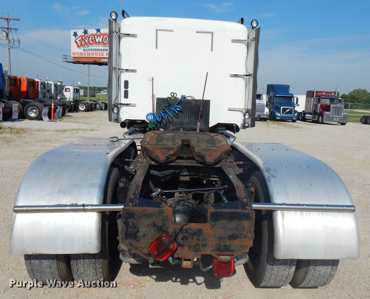 image for item HG9003 2006 Freightliner Columbia  semi truck