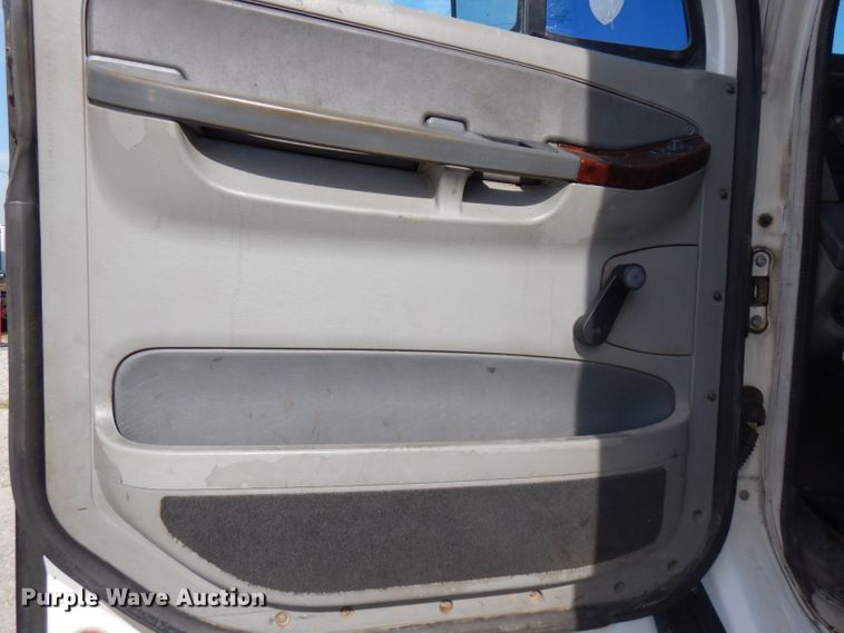 image for item HG9003 2006 Freightliner Columbia  semi truck