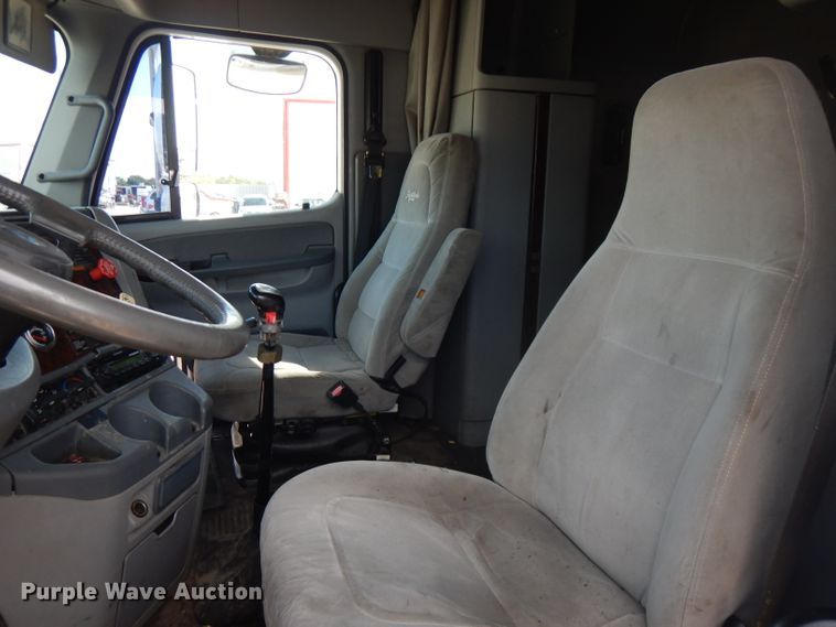 image for item HG9003 2006 Freightliner Columbia  semi truck