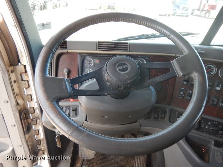 image for item HG9003 2006 Freightliner Columbia  semi truck