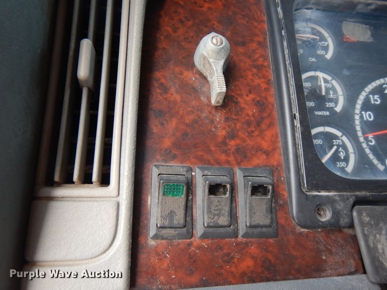 image for item HG9003 2006 Freightliner Columbia  semi truck