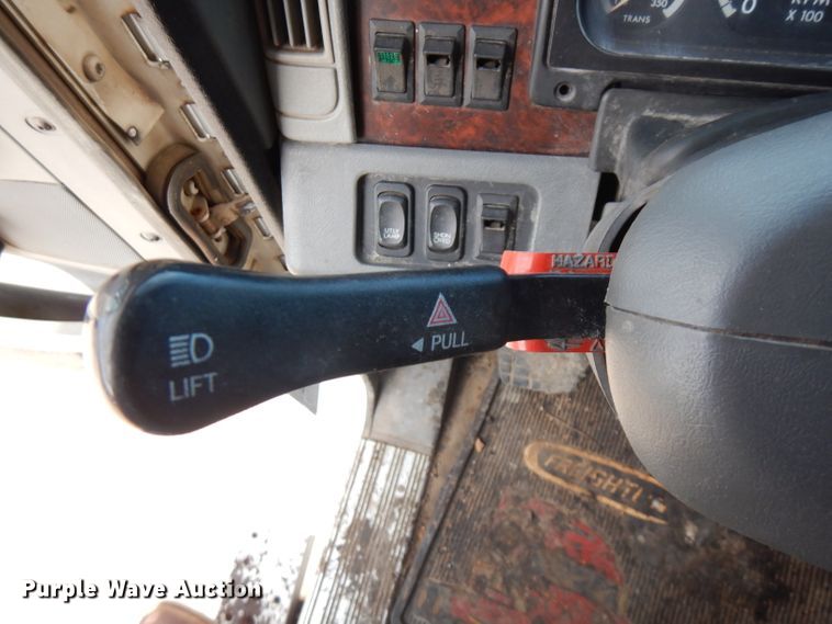 image for item HG9003 2006 Freightliner Columbia  semi truck