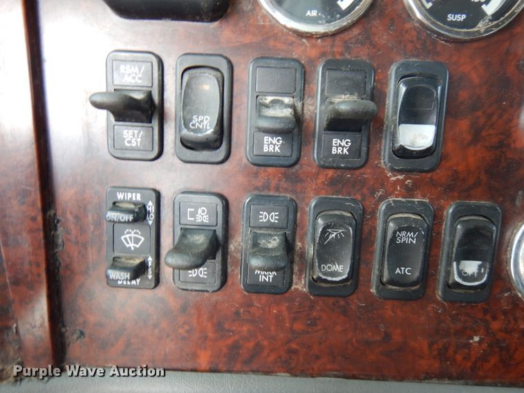 image for item HG9003 2006 Freightliner Columbia  semi truck