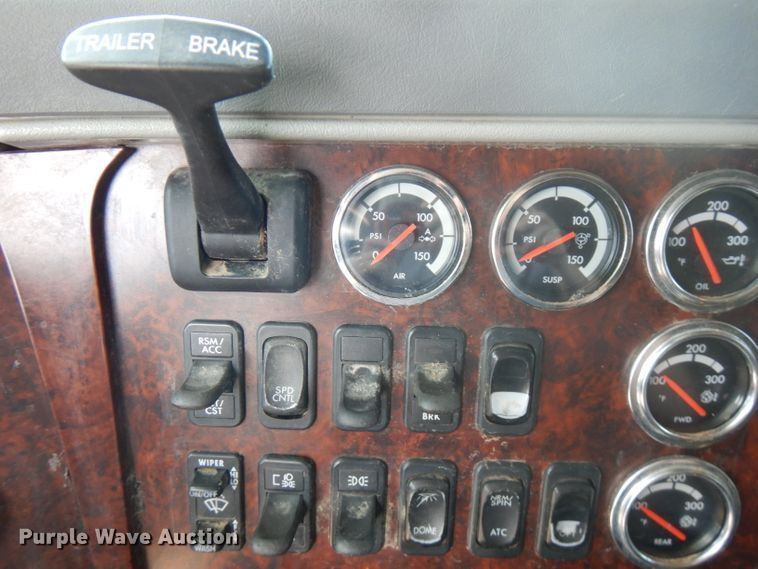 image for item HG9003 2006 Freightliner Columbia  semi truck