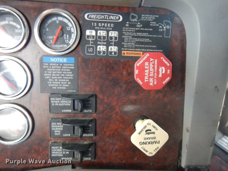 image for item HG9003 2006 Freightliner Columbia  semi truck