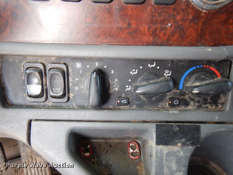 image for item HG9003 2006 Freightliner Columbia  semi truck