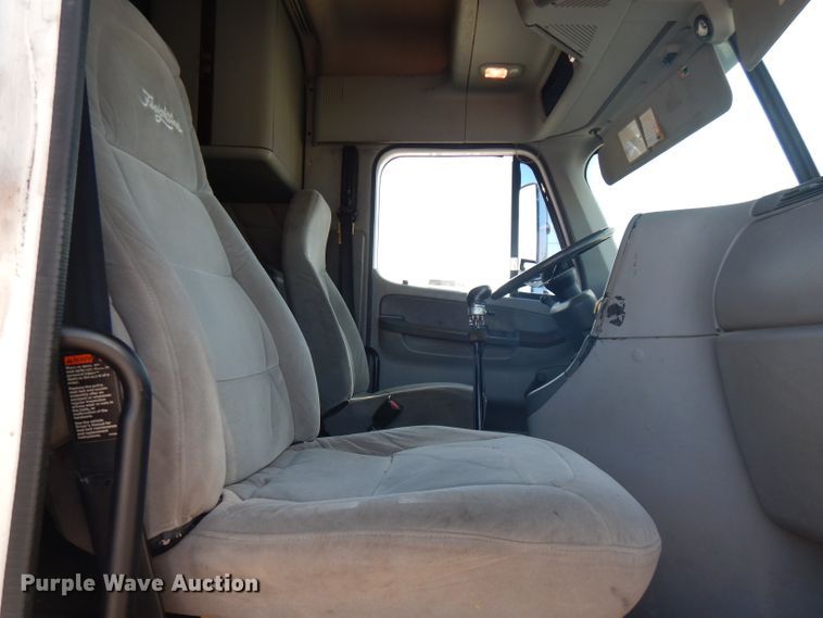 image for item HG9003 2006 Freightliner Columbia  semi truck