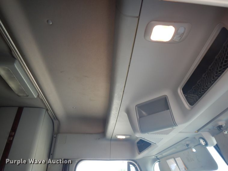 image for item HG9003 2006 Freightliner Columbia  semi truck