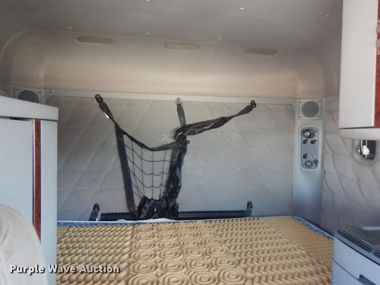 image for item HG9003 2006 Freightliner Columbia  semi truck