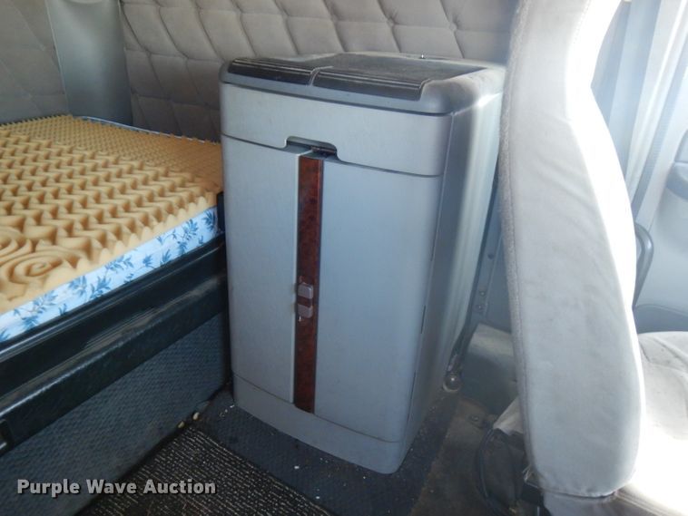 image for item HG9003 2006 Freightliner Columbia  semi truck