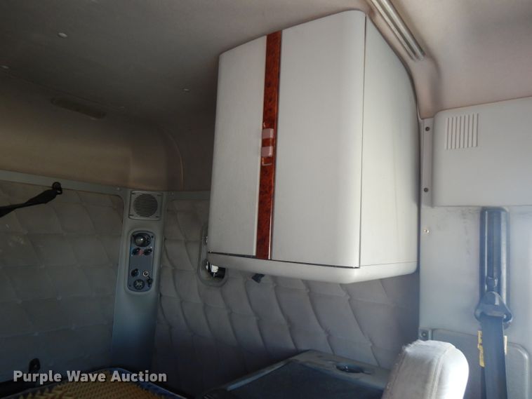 image for item HG9003 2006 Freightliner Columbia  semi truck