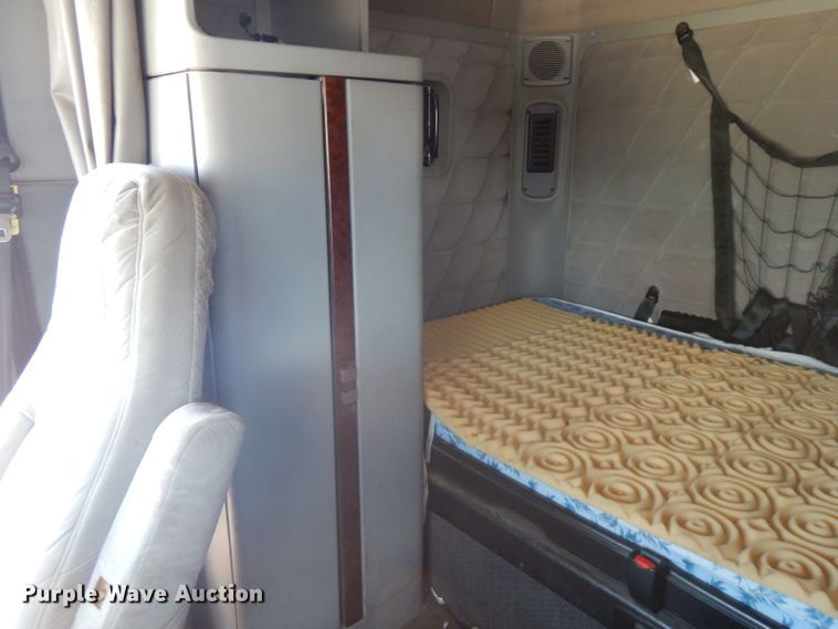 image for item HG9003 2006 Freightliner Columbia  semi truck