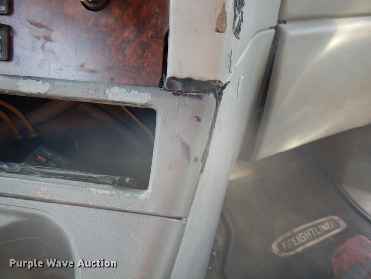 image for item HG9003 2006 Freightliner Columbia  semi truck