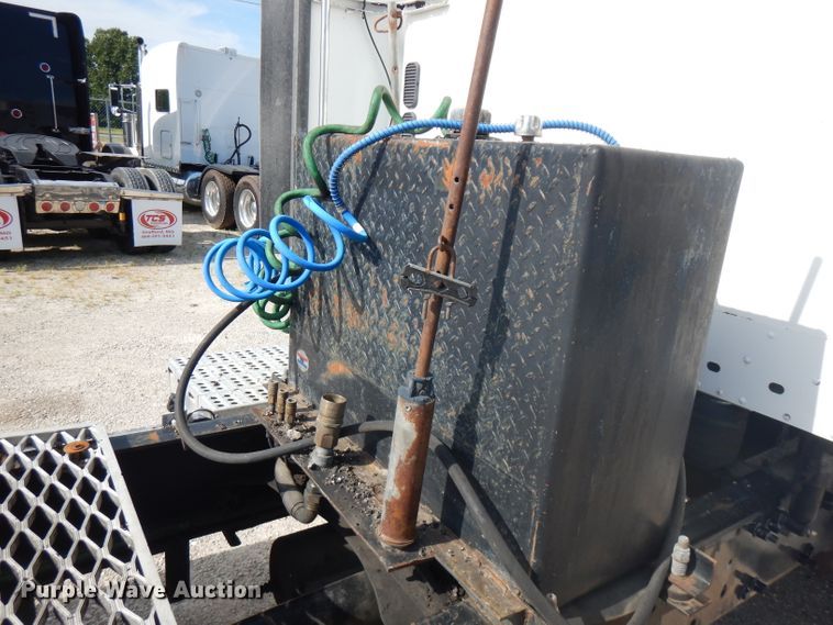 image for item HG9003 2006 Freightliner Columbia  semi truck