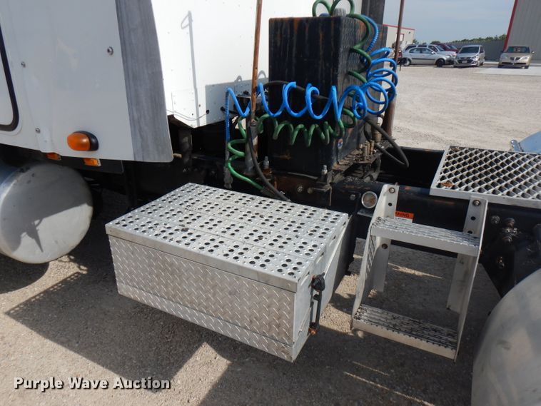 image for item HG9003 2006 Freightliner Columbia  semi truck