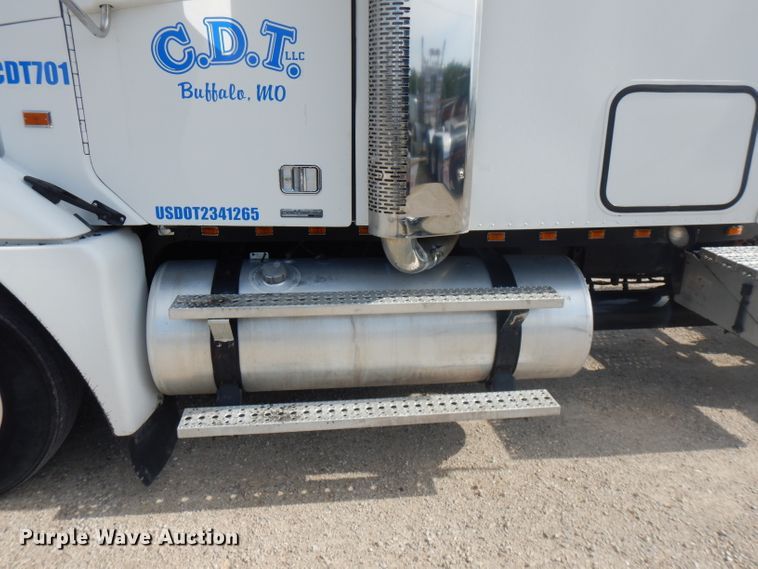 image for item HG9003 2006 Freightliner Columbia  semi truck