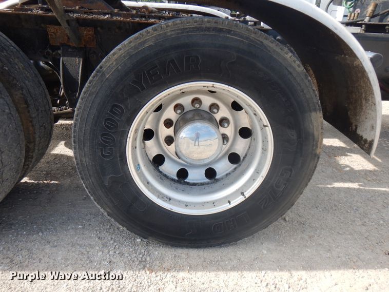 image for item HG9003 2006 Freightliner Columbia  semi truck