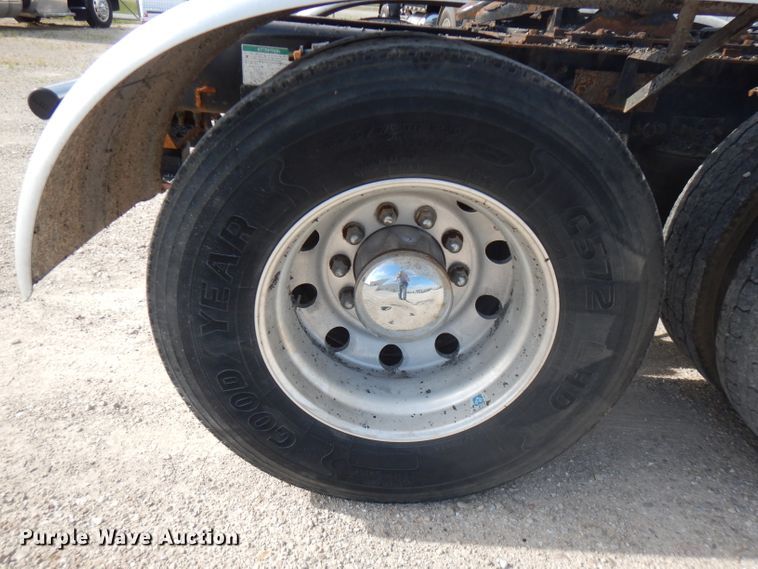 image for item HG9003 2006 Freightliner Columbia  semi truck