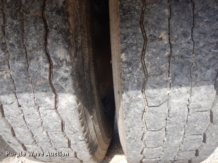 image for item HG9003 2006 Freightliner Columbia  semi truck