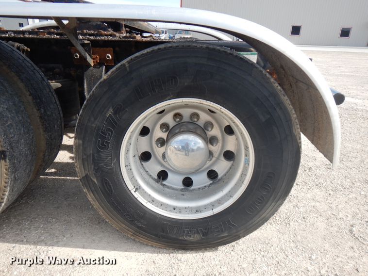 image for item HG9003 2006 Freightliner Columbia  semi truck