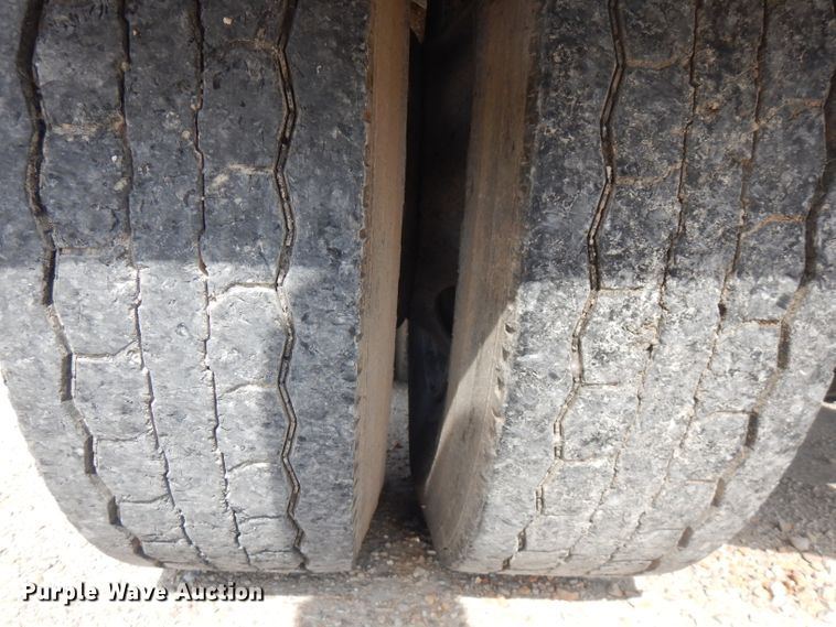 image for item HG9003 2006 Freightliner Columbia  semi truck