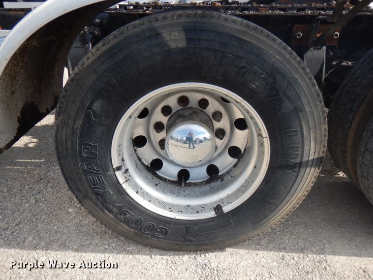 image for item HG9003 2006 Freightliner Columbia  semi truck