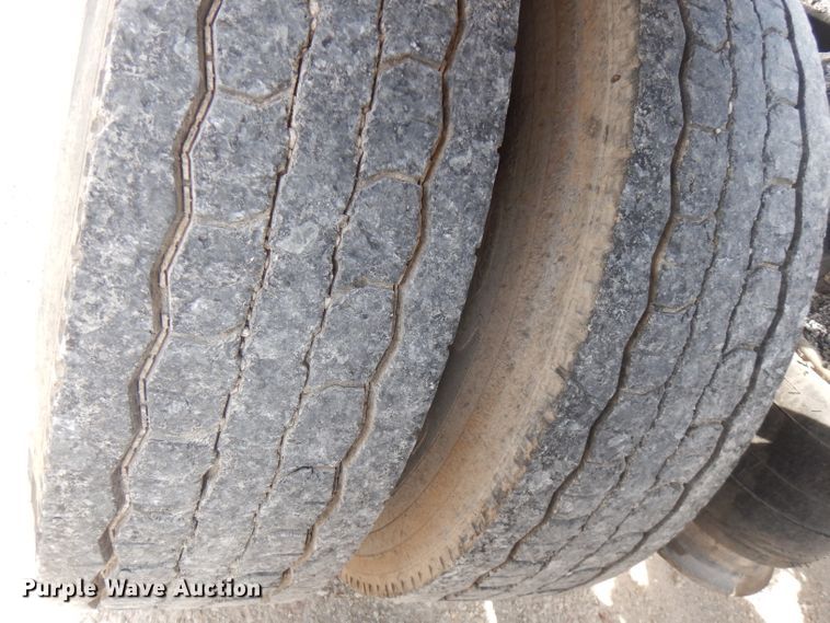 image for item HG9003 2006 Freightliner Columbia  semi truck