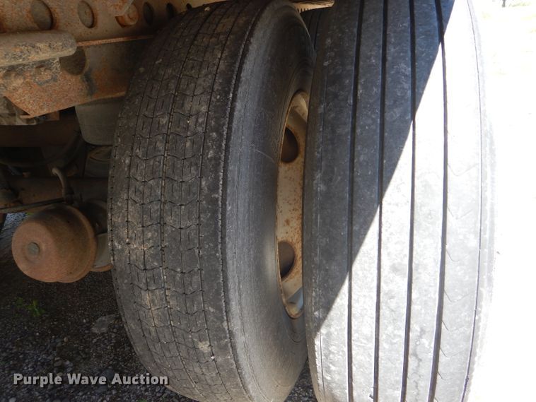 image for item HM9523 2002 Wabash dry van trailer