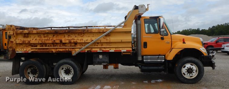 image for item DE5773 2006 International 7400  dump truck