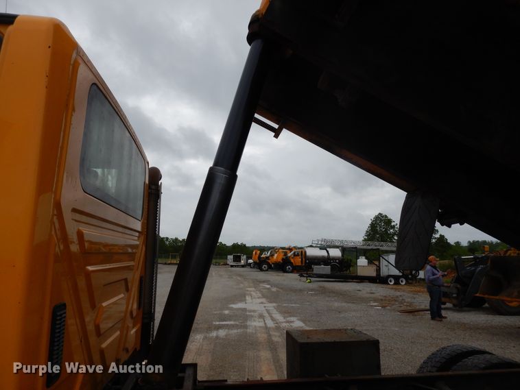 image for item DE5773 2006 International 7400  dump truck