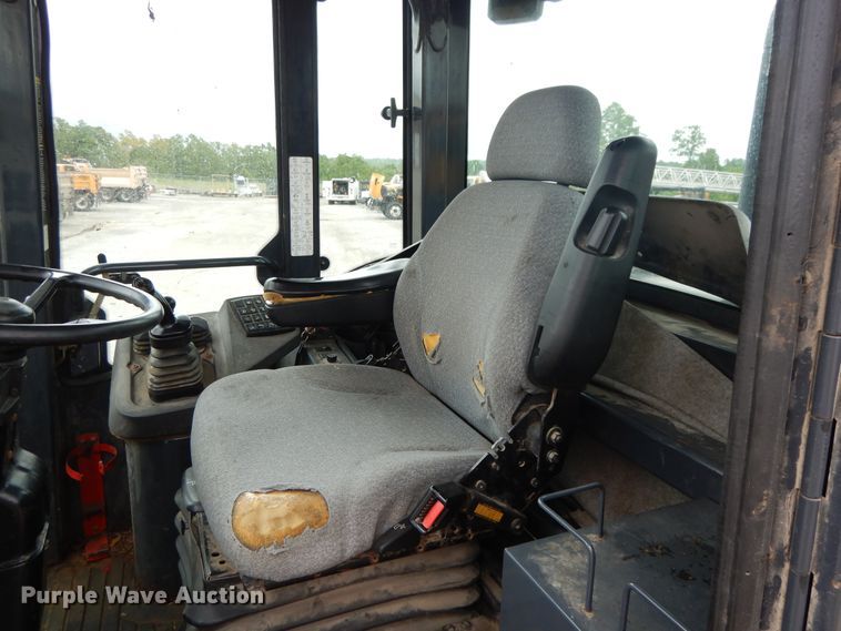 image for item DE5775 2004 John Deere 444J  wheel loader