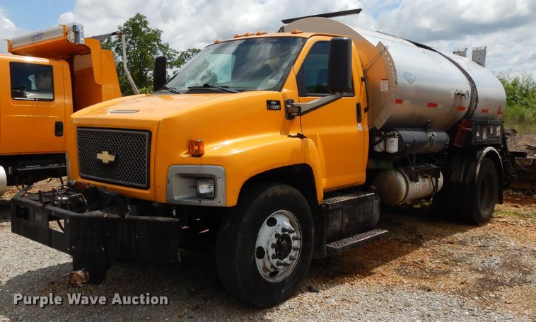 image for item DE5776 2005 Chevrolet C7500  oil distributor truck