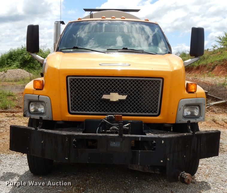 image for item DE5776 2005 Chevrolet C7500  oil distributor truck