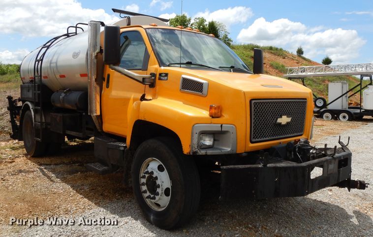 image for item DE5776 2005 Chevrolet C7500  oil distributor truck