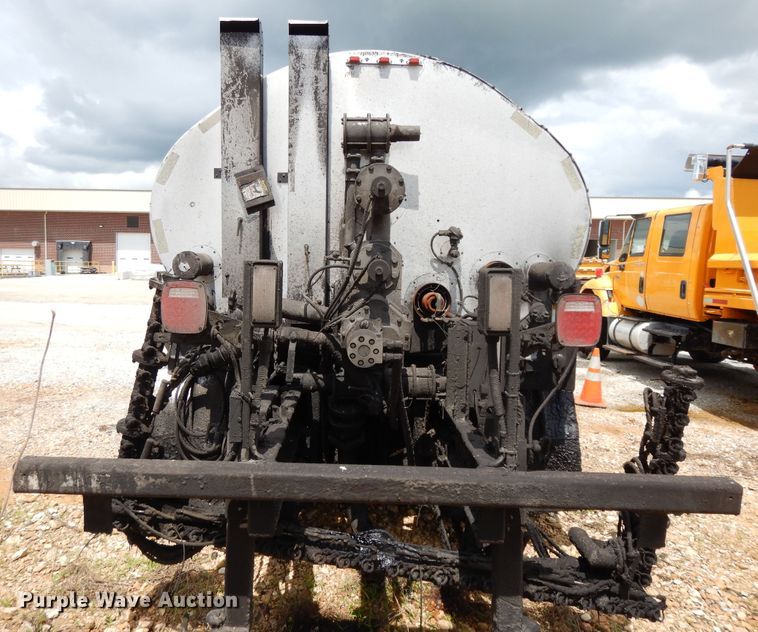 image for item DE5776 2005 Chevrolet C7500  oil distributor truck