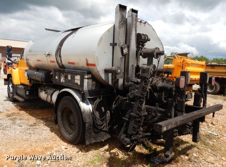 image for item DE5776 2005 Chevrolet C7500  oil distributor truck