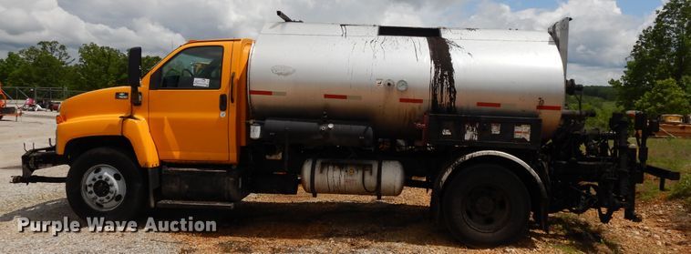 image for item DE5776 2005 Chevrolet C7500  oil distributor truck