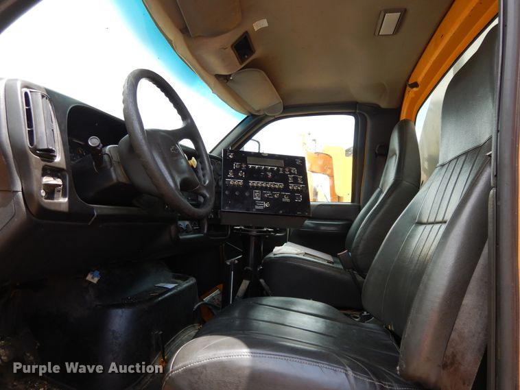 image for item DE5776 2005 Chevrolet C7500  oil distributor truck