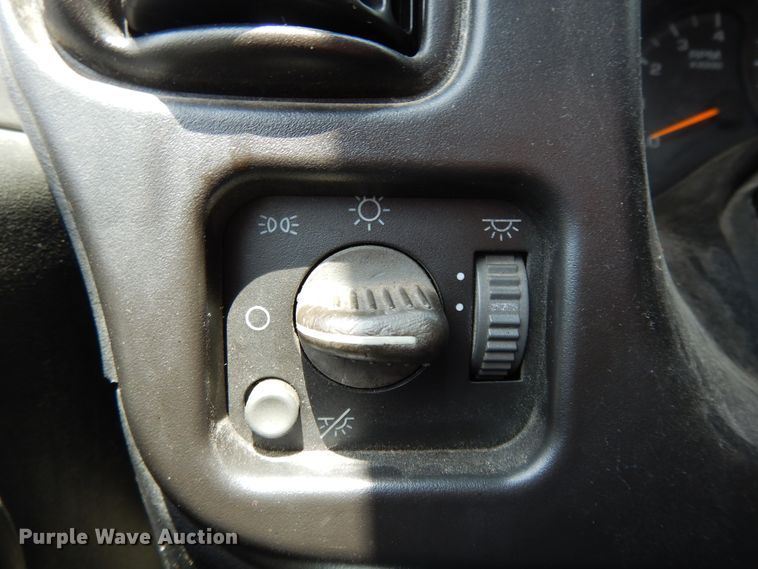 image for item DE5776 2005 Chevrolet C7500  oil distributor truck